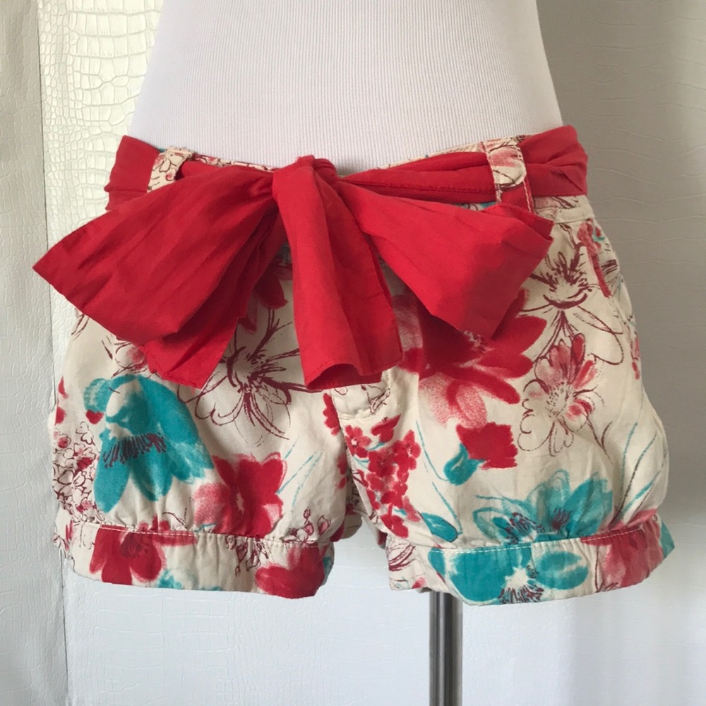 SUMMER FLOWER SHORTS.
